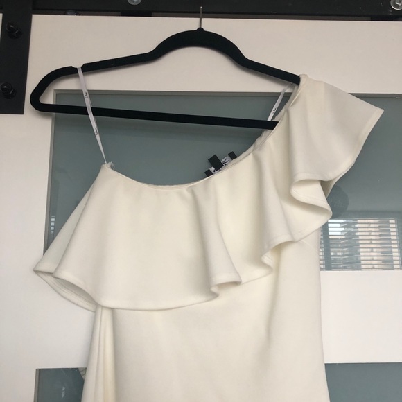 Lulu’s white one shoulder ruffle fitted dress - Picture 2 of 11